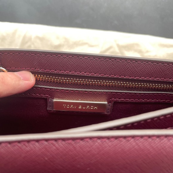 Tory Burch Robinson Shoulder Bag Burgundy - Picture 4 of 6
